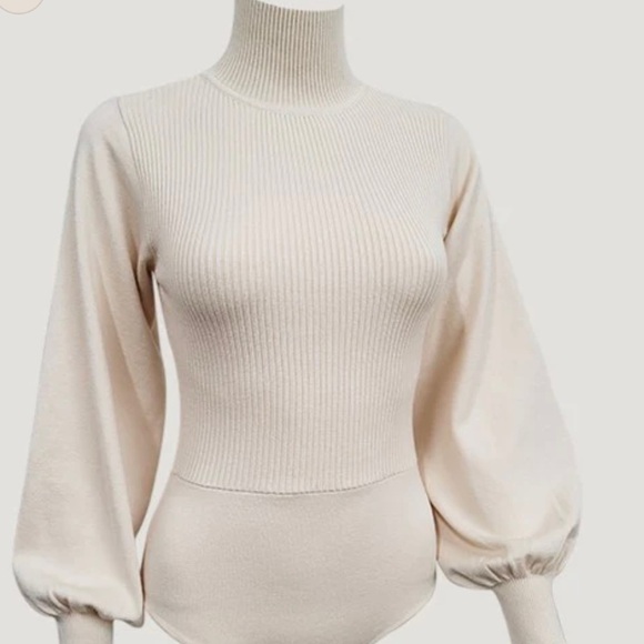 HALTER NECK TOP
CUTOUT AT BACK
HALTER NECKLINE
51% VISCOSE, 21% NYLON, 28% PBT - Picture 1 of 3